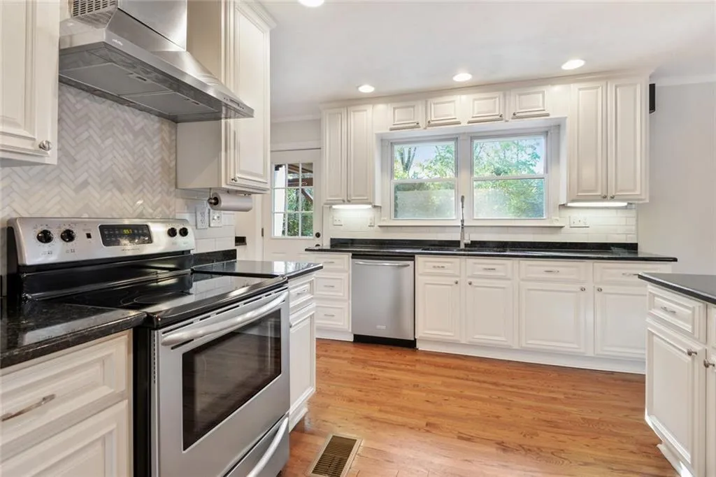 641 Hammond Drive, Sandy Springs, Georgia 30328, 4 Bedrooms Bedrooms, ,2 BathroomsBathrooms,Residential,Sold,641 Hammond Drive,6804934