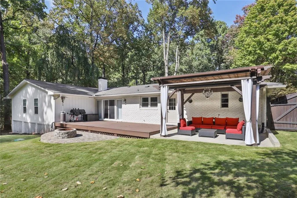 641 Hammond Drive, Sandy Springs, Georgia 30328, 4 Bedrooms Bedrooms, ,2 BathroomsBathrooms,Residential,Sold,641 Hammond Drive,6804934