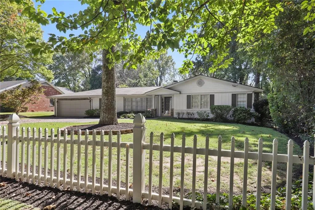 641 Hammond Drive, Sandy Springs, Georgia 30328, 4 Bedrooms Bedrooms, ,2 BathroomsBathrooms,Residential,Sold,641 Hammond Drive,6804934