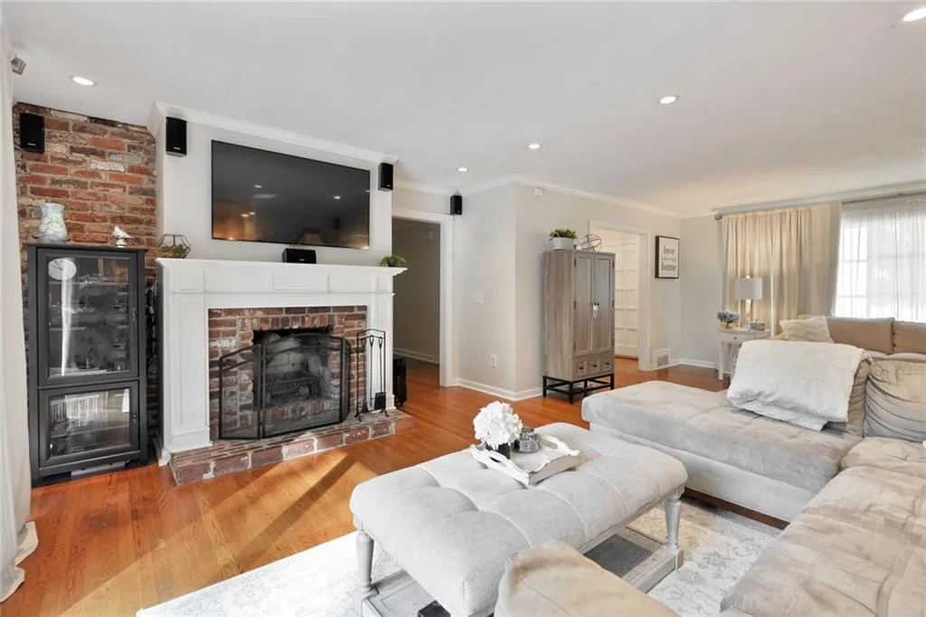 641 Hammond Drive, Sandy Springs, Georgia 30328, 4 Bedrooms Bedrooms, ,2 BathroomsBathrooms,Residential,Sold,641 Hammond Drive,6804934