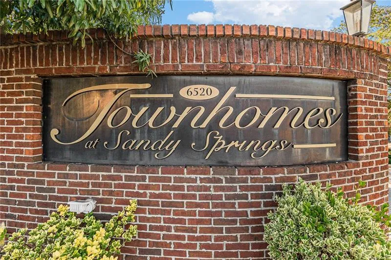 6520 Roswell Road Ne Unit 101, Sandy Springs, Georgia 30328, 2 Bedrooms Bedrooms, ,2 BathroomsBathrooms,Residential,Sold,6520 Roswell Road Ne Unit 101,7390086