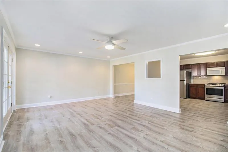 6520 Roswell Road Ne Unit 101, Sandy Springs, Georgia 30328, 2 Bedrooms Bedrooms, ,2 BathroomsBathrooms,Residential,Sold,6520 Roswell Road Ne Unit 101,7390086