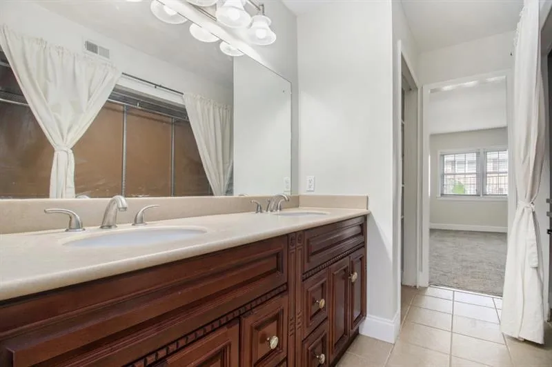 6520 Roswell Road Ne Unit 101, Sandy Springs, Georgia 30328, 2 Bedrooms Bedrooms, ,2 BathroomsBathrooms,Residential,Sold,6520 Roswell Road Ne Unit 101,7390086
