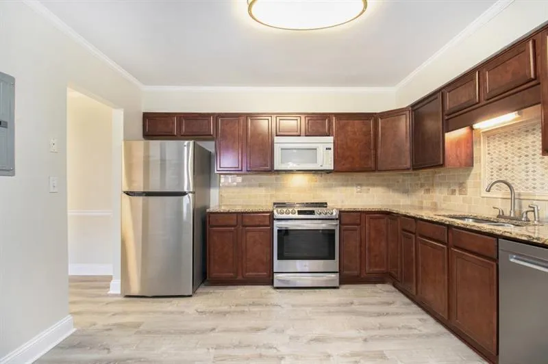 6520 Roswell Road Ne Unit 101, Sandy Springs, Georgia 30328, 2 Bedrooms Bedrooms, ,2 BathroomsBathrooms,Residential,Sold,6520 Roswell Road Ne Unit 101,7390086