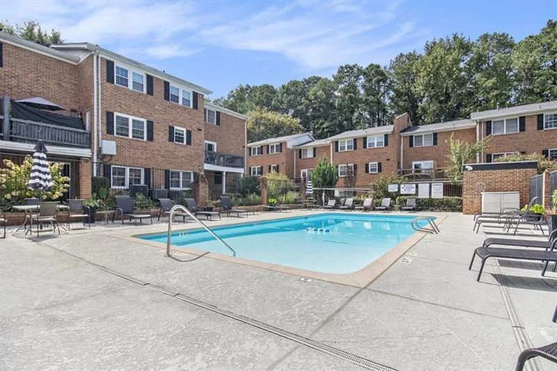 6520 Roswell Road Ne Unit 101, Sandy Springs, Georgia 30328, 2 Bedrooms Bedrooms, ,2 BathroomsBathrooms,Residential,Sold,6520 Roswell Road Ne Unit 101,7390086