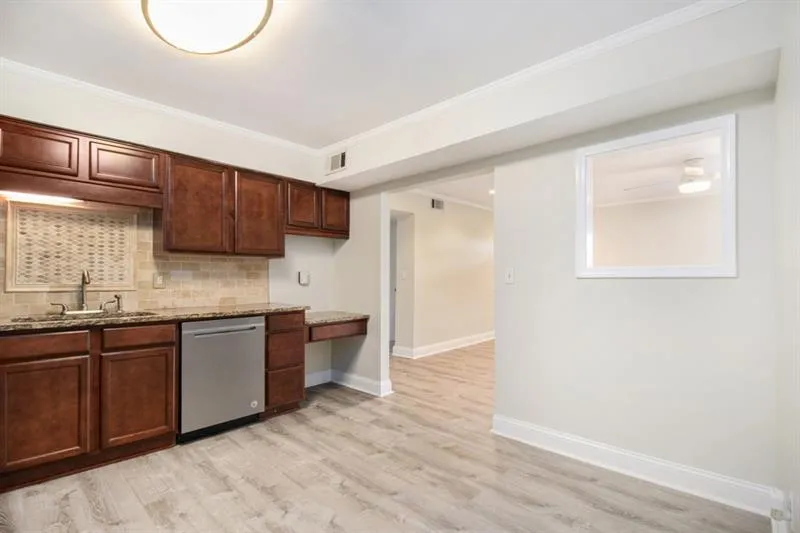 6520 Roswell Road Ne Unit 101, Sandy Springs, Georgia 30328, 2 Bedrooms Bedrooms, ,2 BathroomsBathrooms,Residential,Sold,6520 Roswell Road Ne Unit 101,7390086