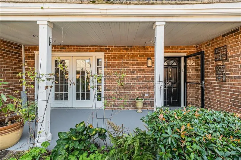 6520 Roswell Road Ne Unit 101, Sandy Springs, Georgia 30328, 2 Bedrooms Bedrooms, ,2 BathroomsBathrooms,Residential,Sold,6520 Roswell Road Ne Unit 101,7390086