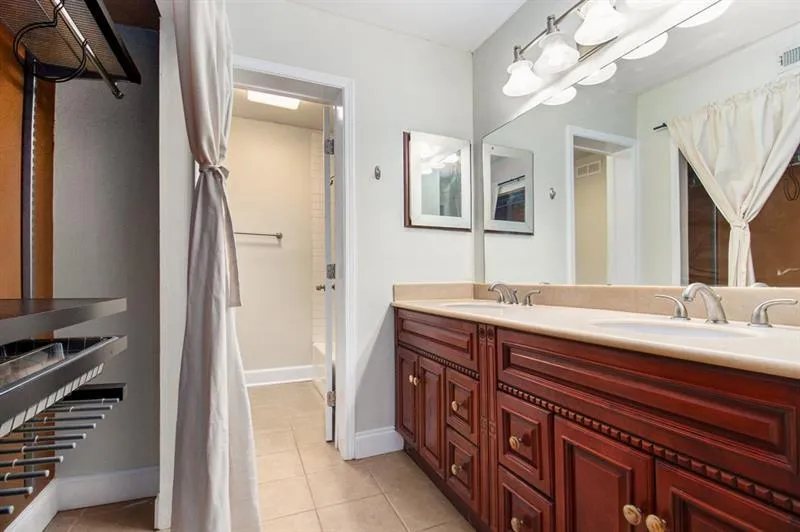 6520 Roswell Road Ne Unit 101, Sandy Springs, Georgia 30328, 2 Bedrooms Bedrooms, ,2 BathroomsBathrooms,Residential,Sold,6520 Roswell Road Ne Unit 101,7390086