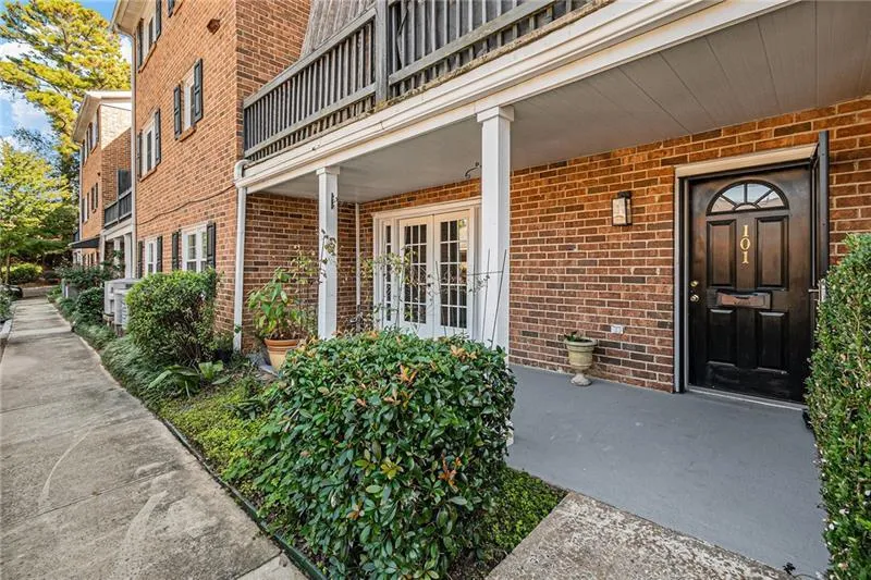 6520 Roswell Road Ne Unit 101, Sandy Springs, Georgia 30328, 2 Bedrooms Bedrooms, ,2 BathroomsBathrooms,Residential,Sold,6520 Roswell Road Ne Unit 101,7390086