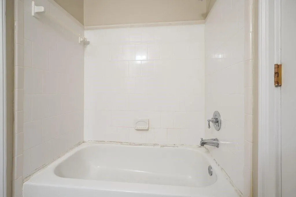 Bathroom with tiled shower / bath combo
