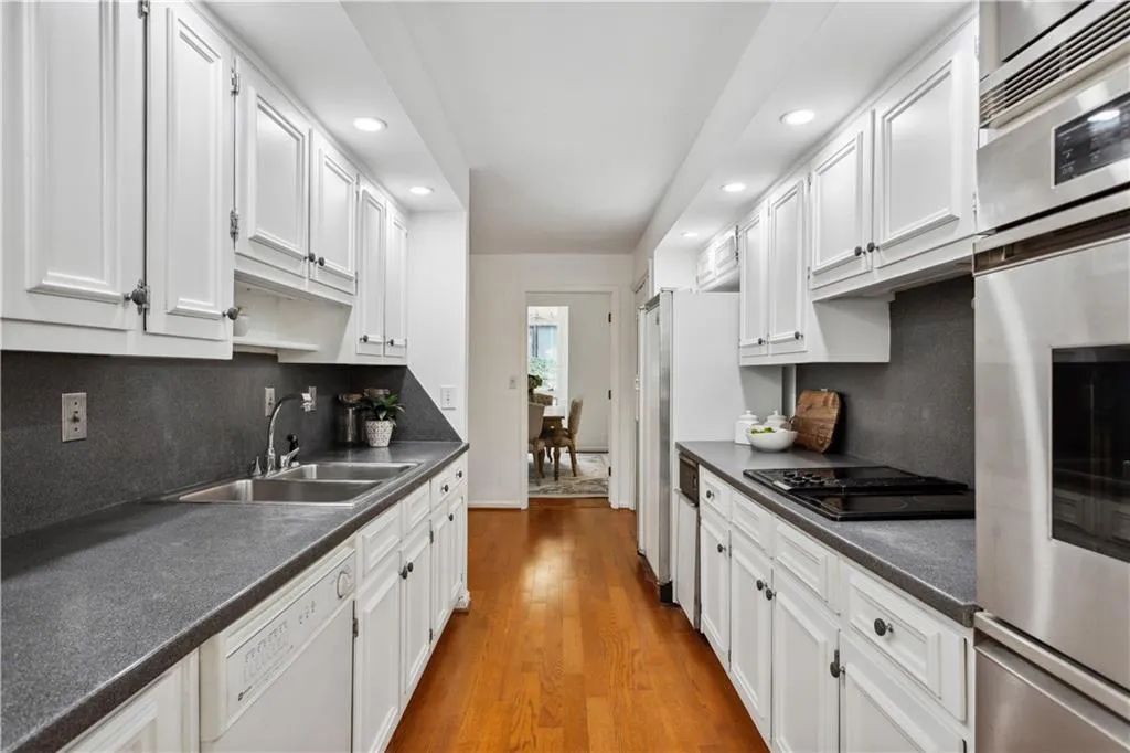 39 Willow Glen Ne, Atlanta, Georgia 30342, 3 Bedrooms Bedrooms, ,3 BathroomsBathrooms,Residential,Sold,39 Willow Glen Ne,7180889