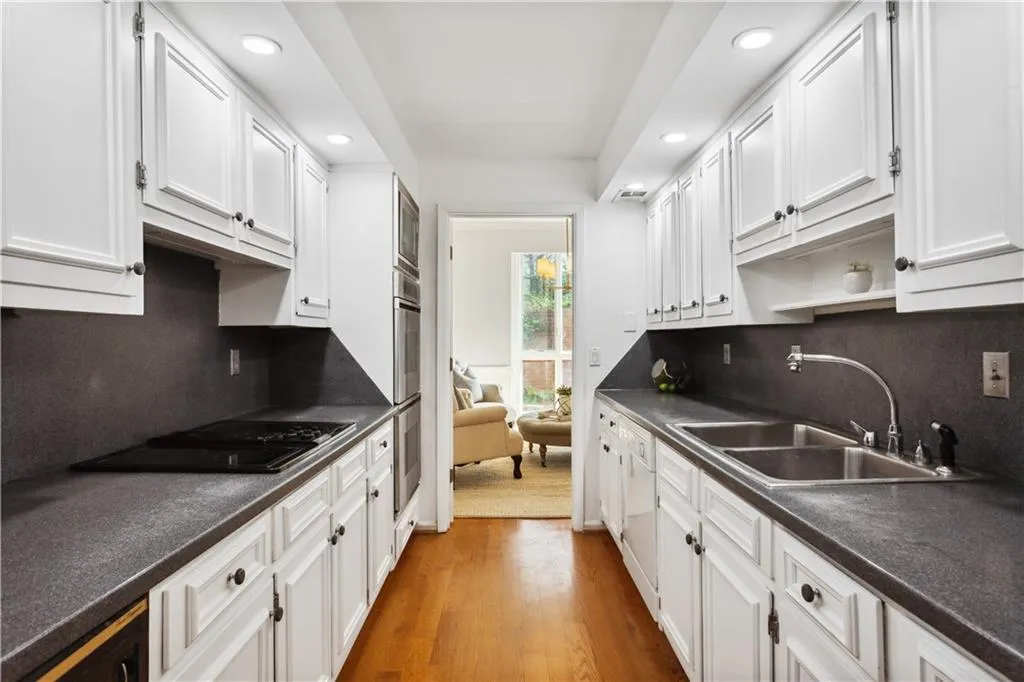 39 Willow Glen Ne, Atlanta, Georgia 30342, 3 Bedrooms Bedrooms, ,3 BathroomsBathrooms,Residential,Sold,39 Willow Glen Ne,7180889