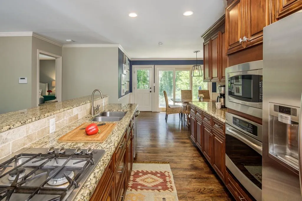 6412 N Hampton Drive Ne, Atlanta, Georgia 30328, 3 Bedrooms Bedrooms, ,2 BathroomsBathrooms,Residential,Sold,6412 N Hampton Drive Ne,6007110