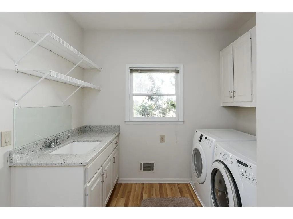 975 Manchester Place, Sandy Springs, Georgia 30328, 4 Bedrooms Bedrooms, ,4 BathroomsBathrooms,Residential,Sold,975 Manchester Place,6707628