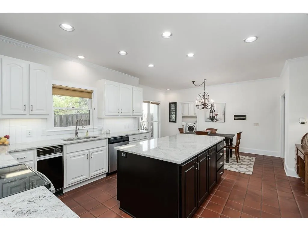 975 Manchester Place, Sandy Springs, Georgia 30328, 4 Bedrooms Bedrooms, ,4 BathroomsBathrooms,Residential,Sold,975 Manchester Place,6707628