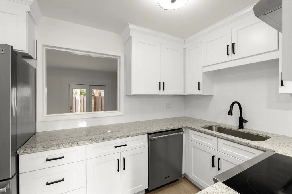 27 Old Ivy Square Ne, Atlanta, Georgia 30342, 2 Bedrooms Bedrooms, 0 ,2 BathroomsBathrooms,Residential,For Sale,27 Old Ivy Square Ne,7711534