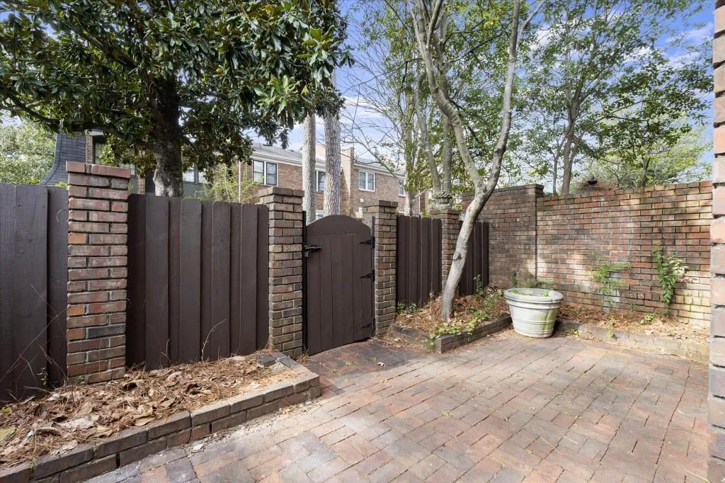 27 Old Ivy Square Ne, Atlanta, Georgia 30342, 2 Bedrooms Bedrooms, 0 ,2 BathroomsBathrooms,Residential,For Sale,27 Old Ivy Square Ne,7711534