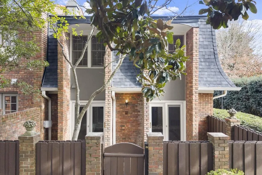 27 Old Ivy Square Ne, Atlanta, Georgia 30342, 2 Bedrooms Bedrooms, 0 ,2 BathroomsBathrooms,Residential,For Sale,27 Old Ivy Square Ne,7711534