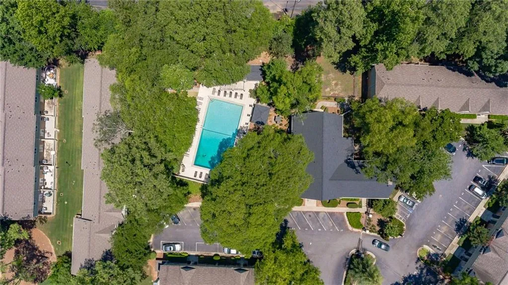 6900 Roswell Road Unit L2, Sandy Springs, Georgia 30328, 2 Bedrooms Bedrooms, ,2 BathroomsBathrooms,Residential,Sold,6900 Roswell Road Unit L2,7246135