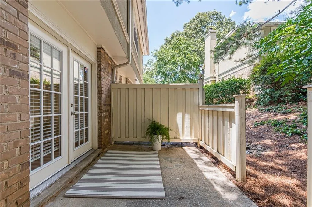 6900 Roswell Road Unit L2, Sandy Springs, Georgia 30328, 2 Bedrooms Bedrooms, ,2 BathroomsBathrooms,Residential,Sold,6900 Roswell Road Unit L2,7246135