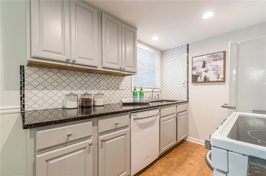 6900 Roswell Road Unit L2, Sandy Springs, Georgia 30328, 2 Bedrooms Bedrooms, ,2 BathroomsBathrooms,Residential,Sold,6900 Roswell Road Unit L2,7246135