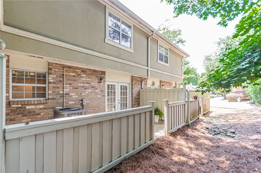 6900 Roswell Road Unit L2, Sandy Springs, Georgia 30328, 2 Bedrooms Bedrooms, ,2 BathroomsBathrooms,Residential,Sold,6900 Roswell Road Unit L2,7246135
