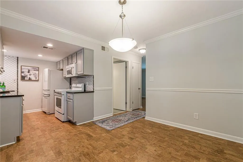 6900 Roswell Road Unit L2, Sandy Springs, Georgia 30328, 2 Bedrooms Bedrooms, ,2 BathroomsBathrooms,Residential,Sold,6900 Roswell Road Unit L2,7246135