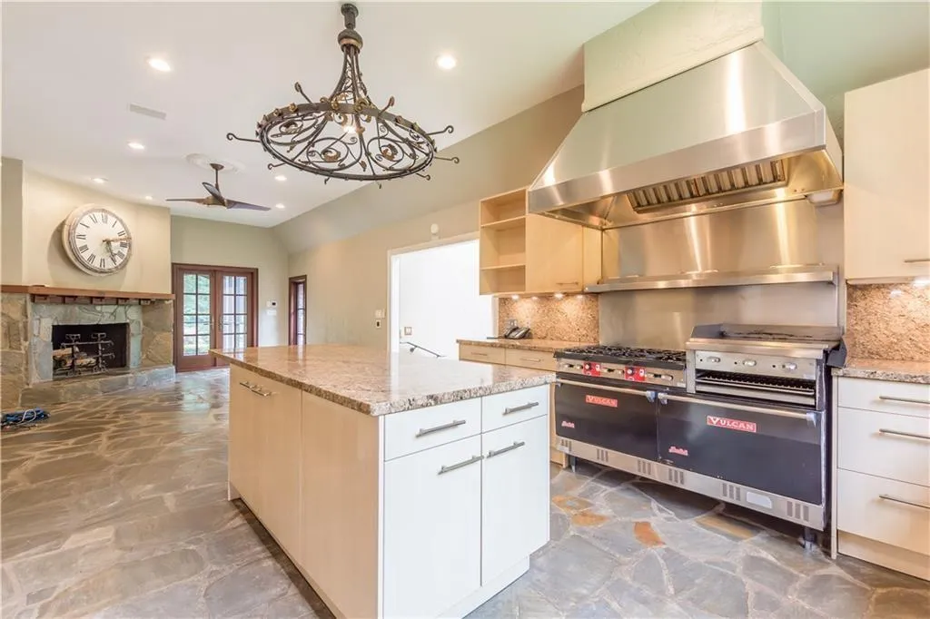 5011 Northside Drive Nw, Atlanta, Georgia 30327, 5 Bedrooms Bedrooms, ,4 BathroomsBathrooms,Residential,Sold,5011 Northside Drive Nw,6766013