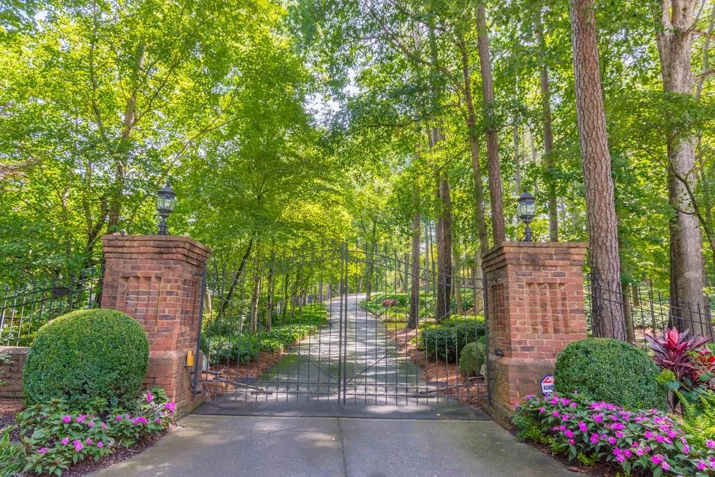 5011 Northside Drive Nw, Atlanta, Georgia 30327, 5 Bedrooms Bedrooms, ,4 BathroomsBathrooms,Residential,Sold,5011 Northside Drive Nw,6766013