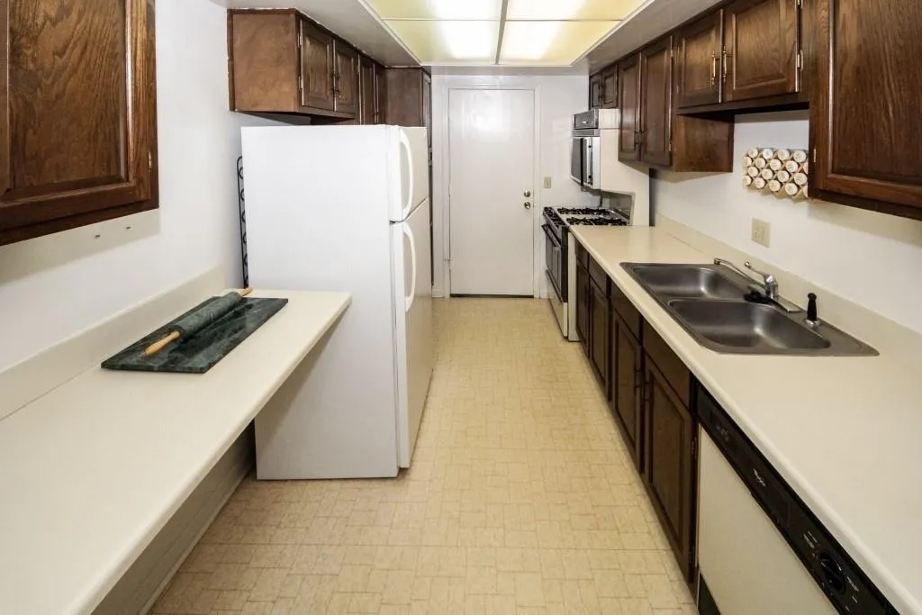 6851 Roswell Road Unit F30, Sandy Springs, Georgia 30328, 2 Bedrooms Bedrooms, ,2 BathroomsBathrooms,Residential,Sold,6851 Roswell Road Unit F30,6506499