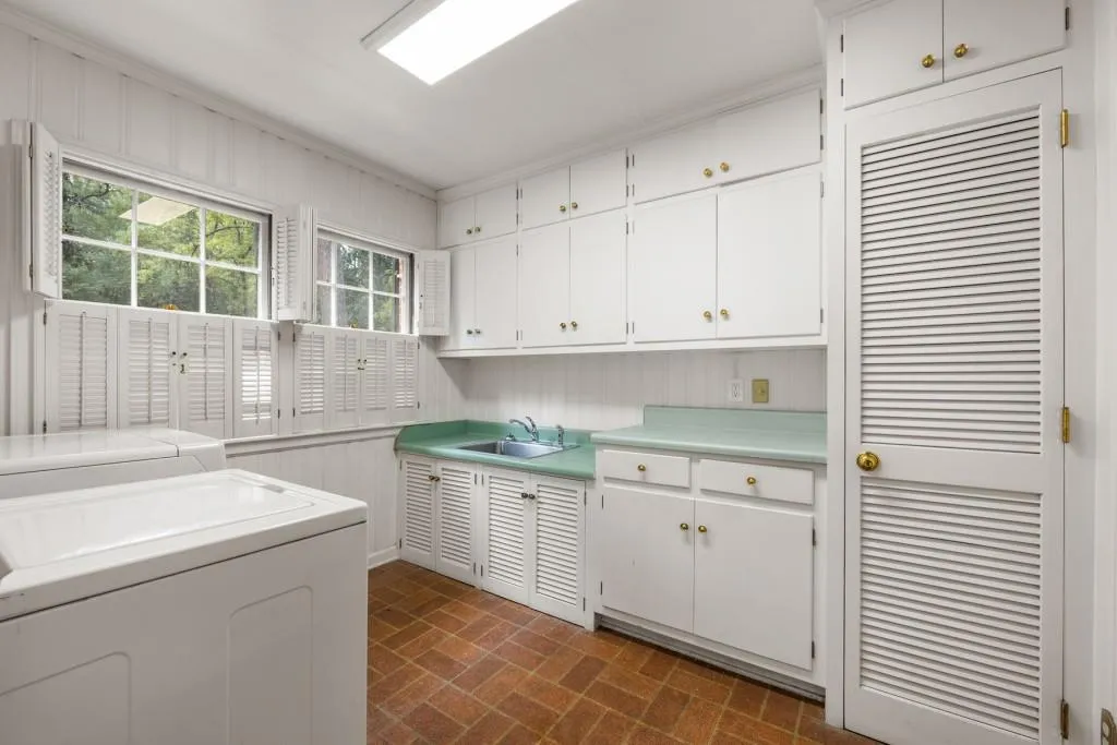 1790 Garraux Road Nw, Atlanta, Georgia 30327, 4 Bedrooms Bedrooms, ,3 BathroomsBathrooms,Residential,For Sale,1790 Garraux Road Nw,7513330