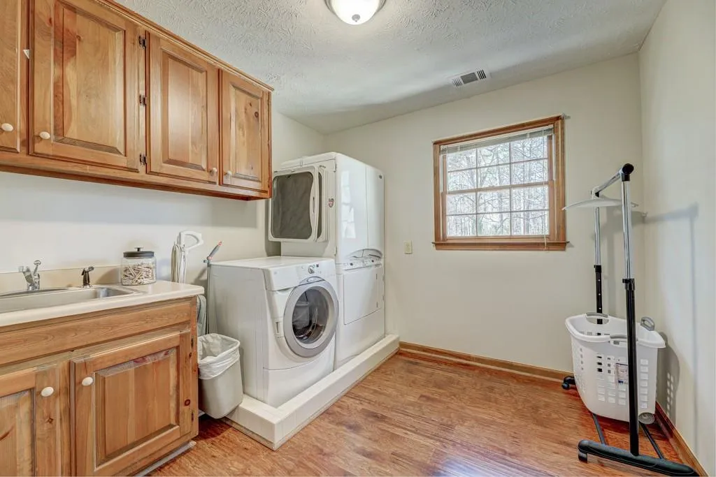2330 Kimbrough Court, Sandy Springs, Georgia 30350, 4 Bedrooms Bedrooms, ,4 BathroomsBathrooms,Residential,Sold,2330 Kimbrough Court,6687557