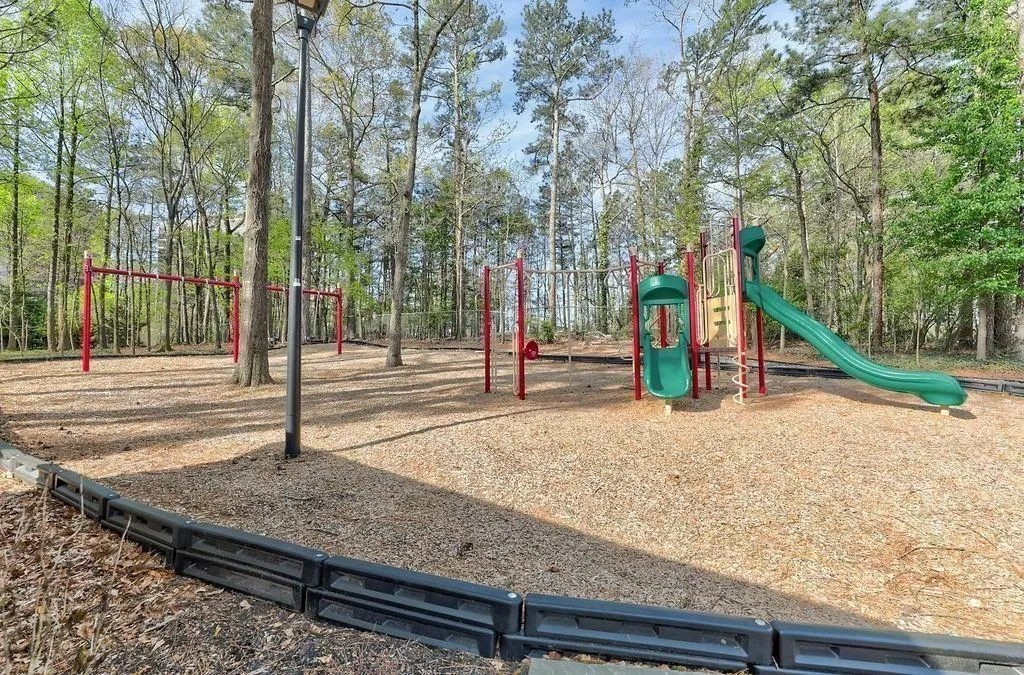 PLAYGROUND AVAILABLE IN THIS COMMMUNITY