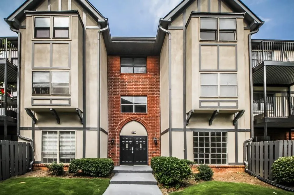6851 Roswell Road Unit E-1, Sandy Springs, Georgia 30328, 3 Bedrooms Bedrooms, ,2 BathroomsBathrooms,Residential,Sold,6851 Roswell Road Unit E-1,6062648