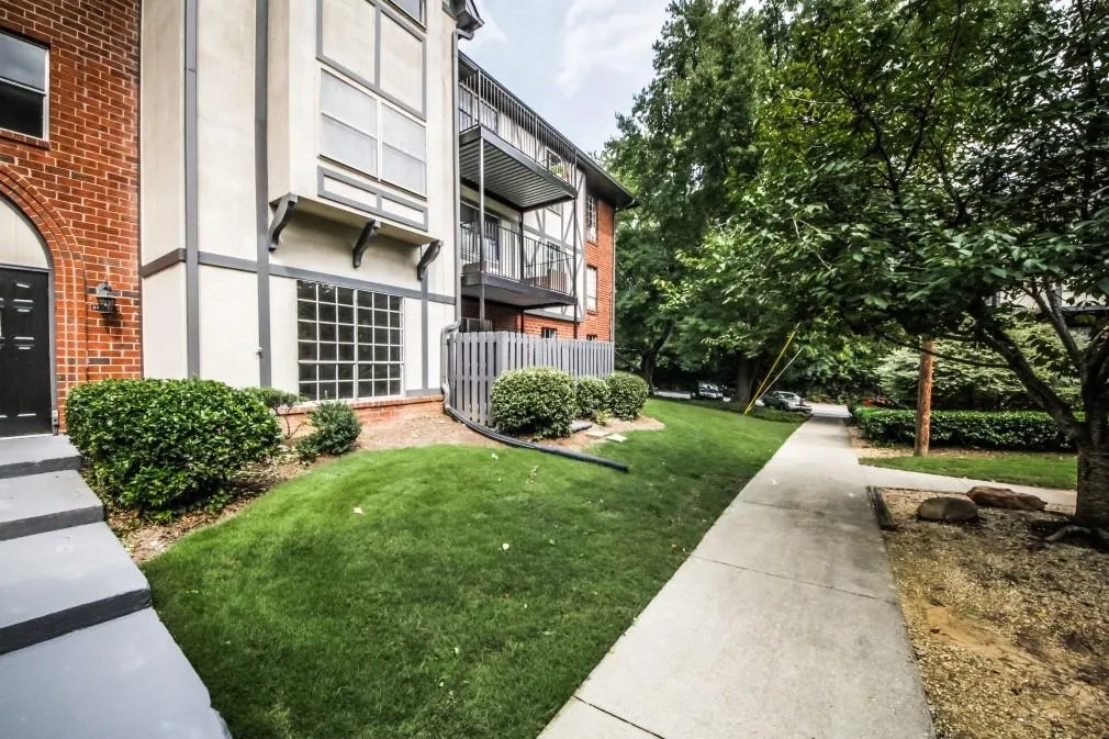 6851 Roswell Road Unit E-1, Sandy Springs, Georgia 30328, 3 Bedrooms Bedrooms, ,2 BathroomsBathrooms,Residential,Sold,6851 Roswell Road Unit E-1,6062648