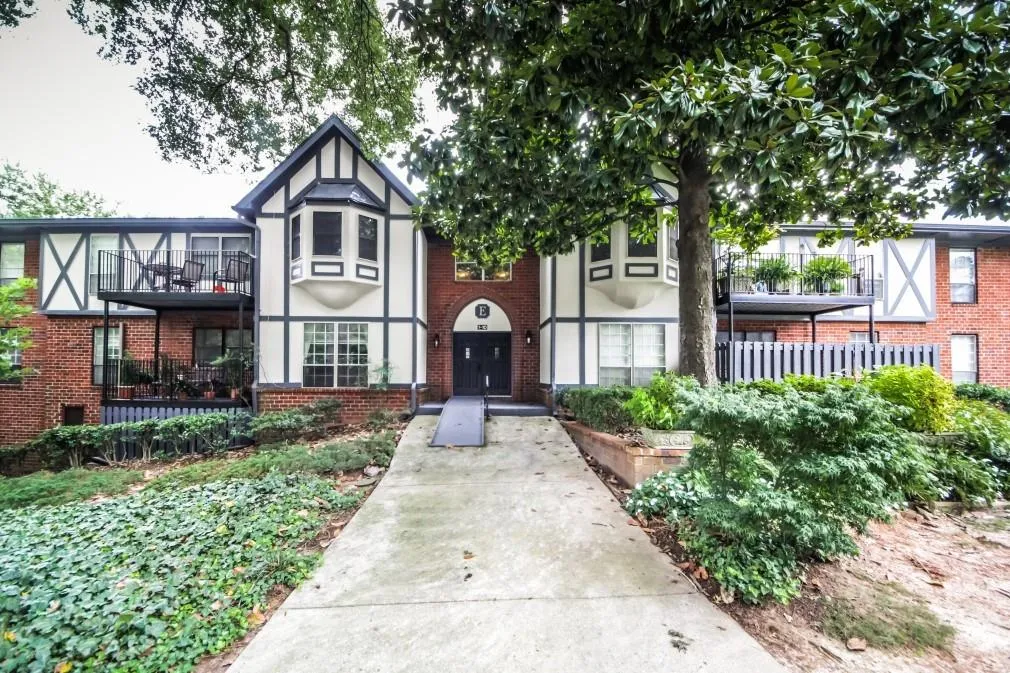 6851 Roswell Road Unit E-1, Sandy Springs, Georgia 30328, 3 Bedrooms Bedrooms, ,2 BathroomsBathrooms,Residential,Sold,6851 Roswell Road Unit E-1,6062648