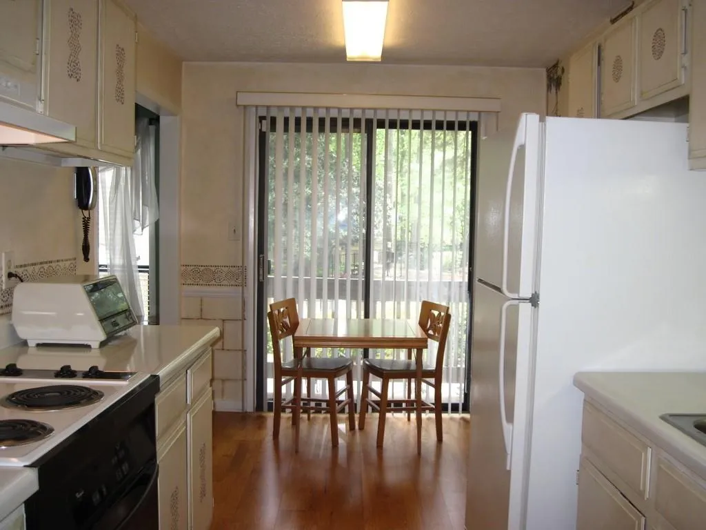 8740 Roswell Road Unit 5a, Sandy Springs, Georgia 30350, 2 Bedrooms Bedrooms, ,2 BathroomsBathrooms,Residential,Sold,8740 Roswell Road Unit 5a,6540790
