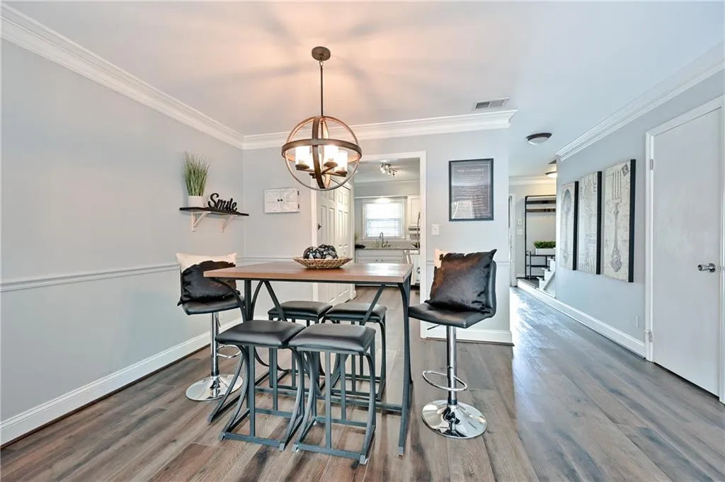 6700 Roswell Road Unit 21c, Sandy Springs, Georgia 30328, 2 Bedrooms Bedrooms, ,1 BathroomBathrooms,Residential,Sold,6700 Roswell Road Unit 21c,6913429