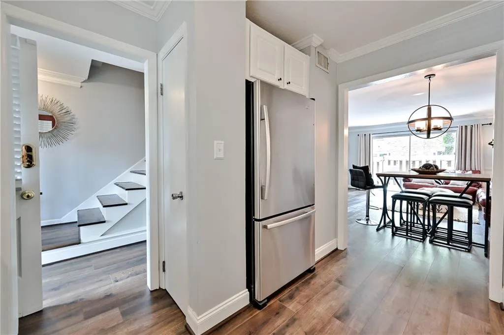 6700 Roswell Road Unit 21c, Sandy Springs, Georgia 30328, 2 Bedrooms Bedrooms, ,1 BathroomBathrooms,Residential,Sold,6700 Roswell Road Unit 21c,6913429