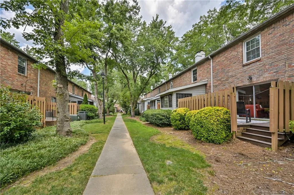 6700 Roswell Road Unit 21c, Sandy Springs, Georgia 30328, 2 Bedrooms Bedrooms, ,1 BathroomBathrooms,Residential,Sold,6700 Roswell Road Unit 21c,6913429