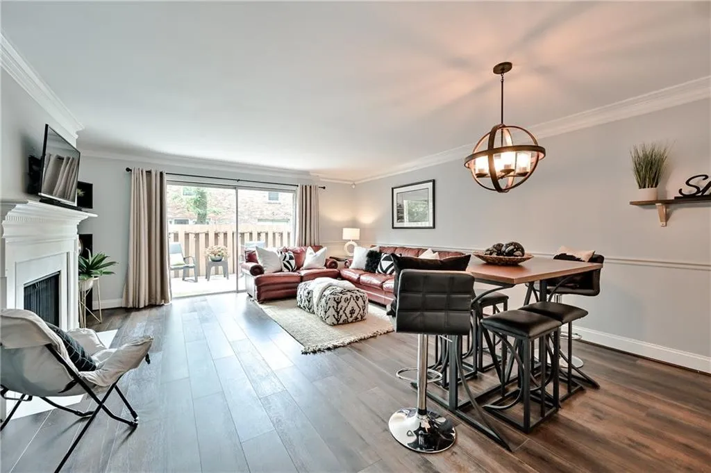 6700 Roswell Road Unit 21c, Sandy Springs, Georgia 30328, 2 Bedrooms Bedrooms, ,1 BathroomBathrooms,Residential,Sold,6700 Roswell Road Unit 21c,6913429