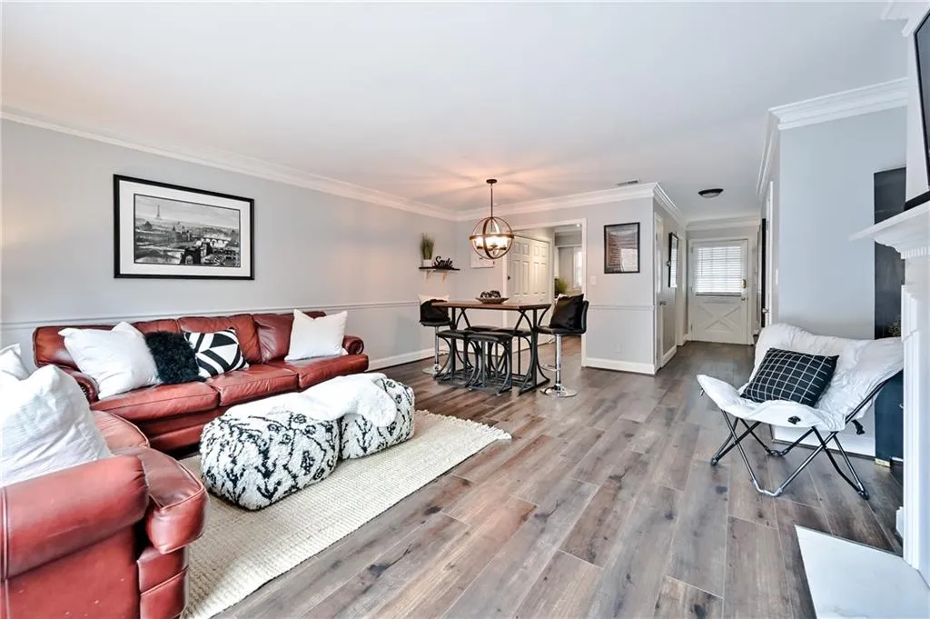 6700 Roswell Road Unit 21c, Sandy Springs, Georgia 30328, 2 Bedrooms Bedrooms, ,1 BathroomBathrooms,Residential,Sold,6700 Roswell Road Unit 21c,6913429