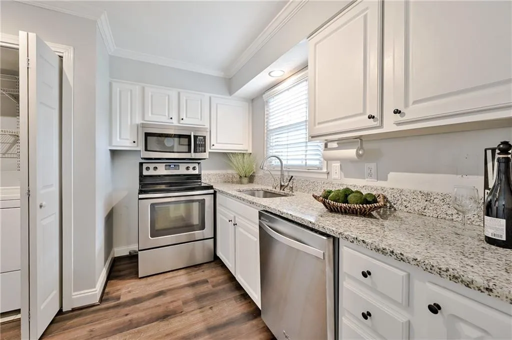 6700 Roswell Road Unit 21c, Sandy Springs, Georgia 30328, 2 Bedrooms Bedrooms, ,1 BathroomBathrooms,Residential,Sold,6700 Roswell Road Unit 21c,6913429