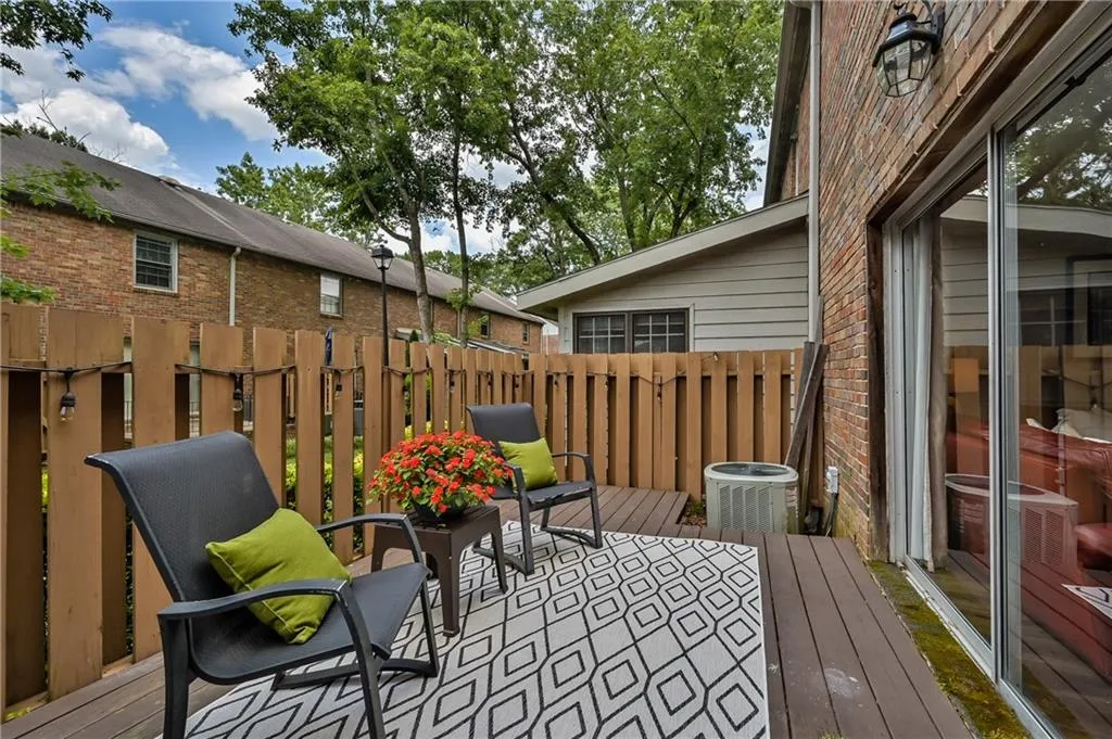 6700 Roswell Road Unit 21c, Sandy Springs, Georgia 30328, 2 Bedrooms Bedrooms, ,1 BathroomBathrooms,Residential,Sold,6700 Roswell Road Unit 21c,6913429