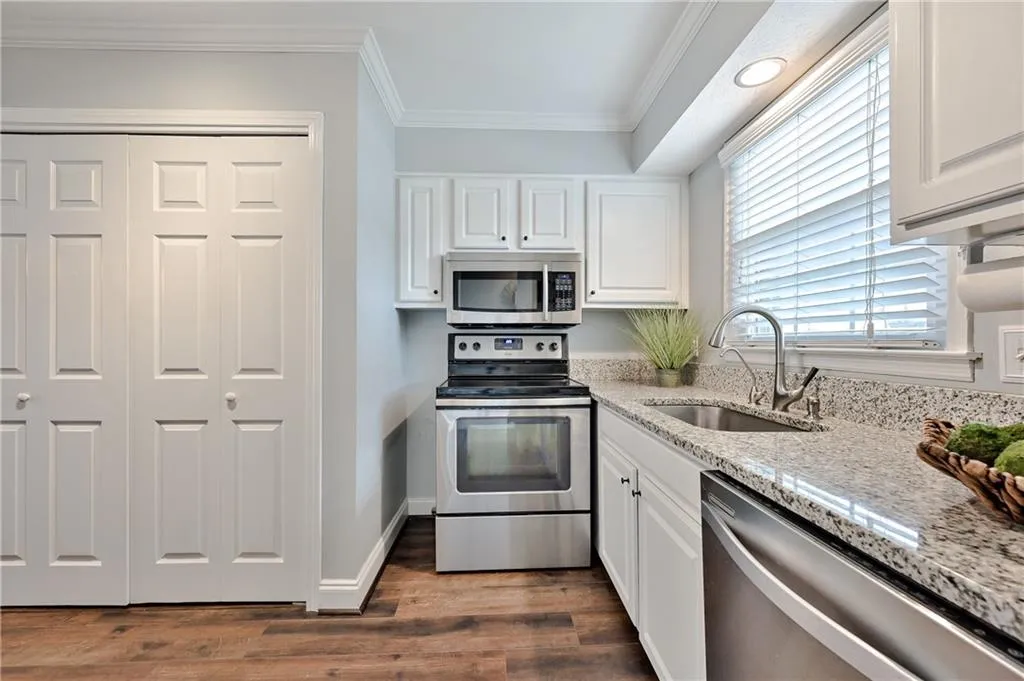 6700 Roswell Road Unit 21c, Sandy Springs, Georgia 30328, 2 Bedrooms Bedrooms, ,1 BathroomBathrooms,Residential,Sold,6700 Roswell Road Unit 21c,6913429