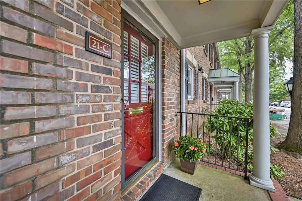 6700 Roswell Road Unit 21c, Sandy Springs, Georgia 30328, 2 Bedrooms Bedrooms, ,1 BathroomBathrooms,Residential,Sold,6700 Roswell Road Unit 21c,6913429
