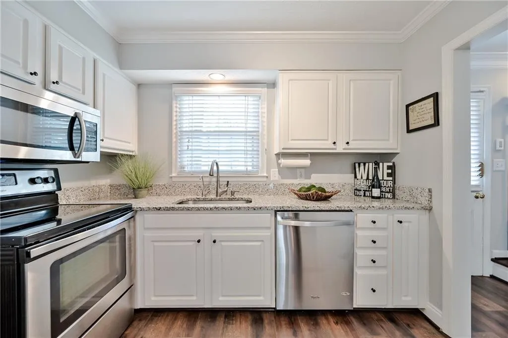 6700 Roswell Road Unit 21c, Sandy Springs, Georgia 30328, 2 Bedrooms Bedrooms, ,1 BathroomBathrooms,Residential,Sold,6700 Roswell Road Unit 21c,6913429