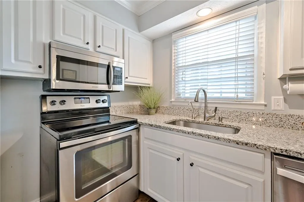 6700 Roswell Road Unit 21c, Sandy Springs, Georgia 30328, 2 Bedrooms Bedrooms, ,1 BathroomBathrooms,Residential,Sold,6700 Roswell Road Unit 21c,6913429