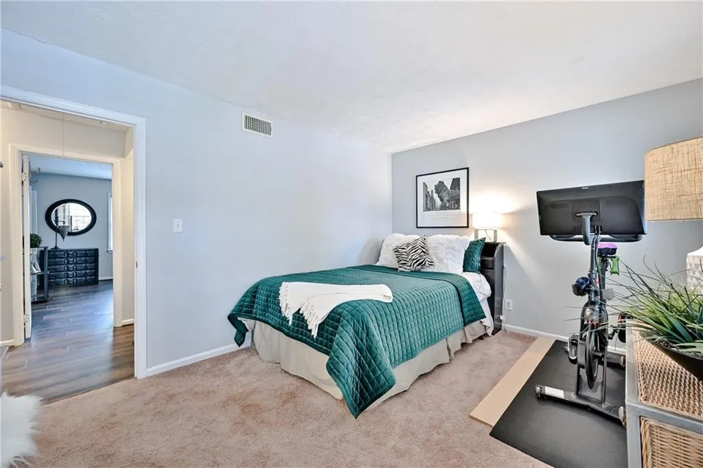 6700 Roswell Road Unit 21c, Sandy Springs, Georgia 30328, 2 Bedrooms Bedrooms, ,1 BathroomBathrooms,Residential,Sold,6700 Roswell Road Unit 21c,6913429