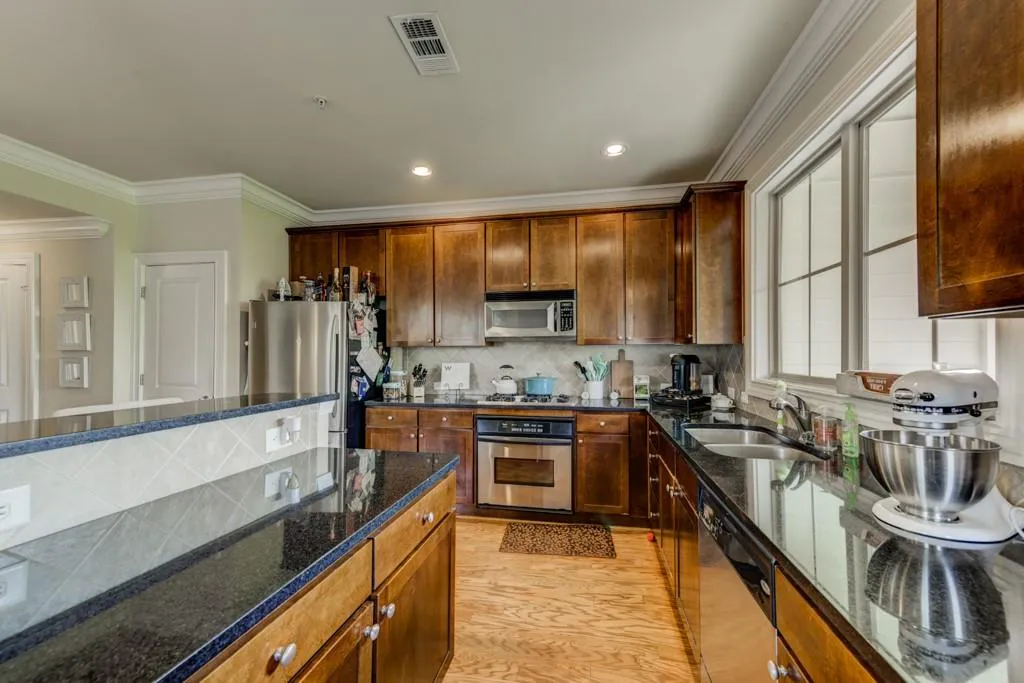 198 Le Gran Cove Ne, Sandy Springs, Georgia 30328, 2 Bedrooms Bedrooms, ,2 BathroomsBathrooms,Residential,Sold,198 Le Gran Cove Ne,7164773